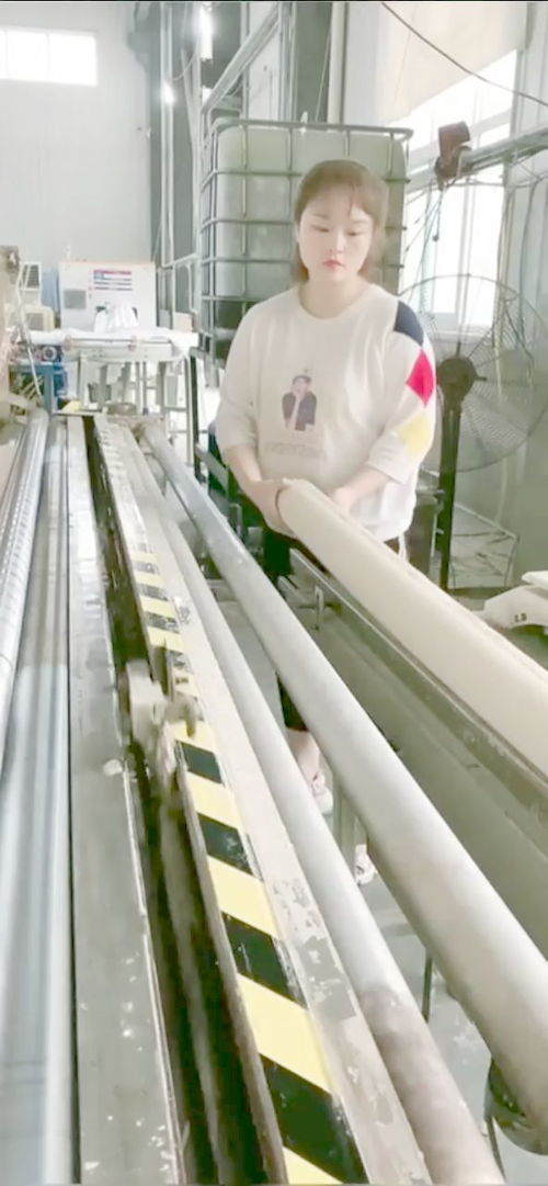 當(dāng)手伸進(jìn)衛(wèi)生紙加工機(jī)的一刻——工廠女工的驚魂瞬間